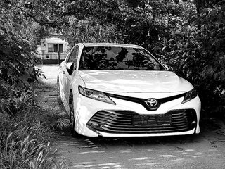 2018 Toyota Camry VIII (XV70), белый, 2400000 рублей, вид 3