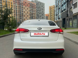 2017 Kia Cerato III Рестайлинг (Classic), белый, 1300000 рублей, вид 4