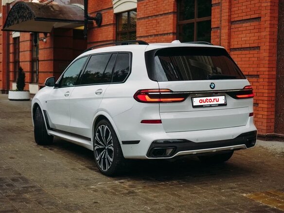 2022 BMW X7 40d I (G07) Рестайлинг, белый, 12500000 рублей - вид 1