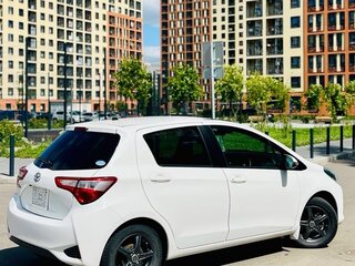 2019 Toyota Vitz III (XP130) Рестайлинг 2, белый, 899000 рублей, вид 5