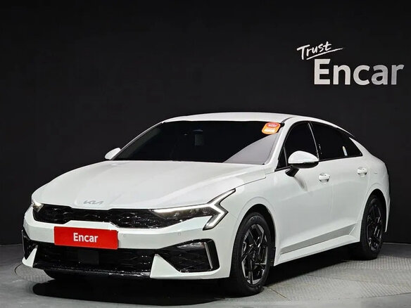 2024 Kia K5 III Рестайлинг, белый, 3110000 рублей