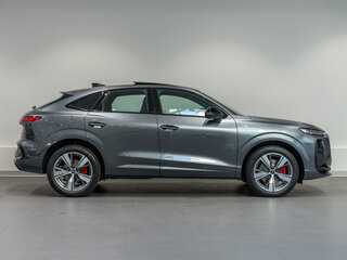 2026 Audi Q3 Sportback TFSI III (FJ), серый, 7460000 рублей, вид 4