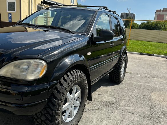 1998 Mercedes-Benz M-Класс 430 I (W163), чёрный, 1300000 рублей
