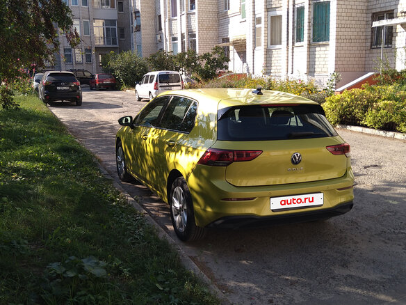 2020 Volkswagen Golf VIII, жёлтый, 2280000 рублей - вид 5