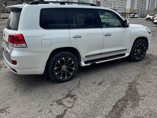 2016 Toyota Land Cruiser 200 Series Рестайлинг 2, белый, 5300000 рублей, вид 3