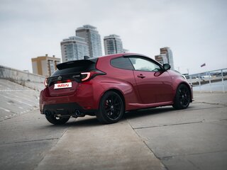 2021 Toyota Yaris IV, красный, 3500000 рублей, вид 2