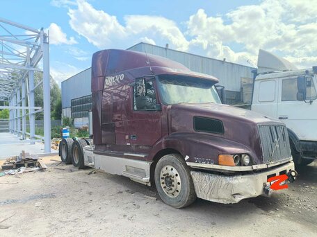 1999 Volvo VNL, пурпурный, 900000 рублей, вид 1