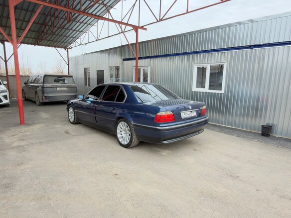 1997 BMW 7 серии 728i III (E38), синий - вид 3