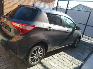 2018 Toyota Vitz III (XP130) Рестайлинг, серый, 1050000 рублей, вид 3