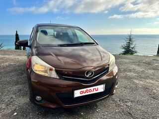 2011 Toyota Vitz III (XP130), коричневый, 790000 рублей, вид 2