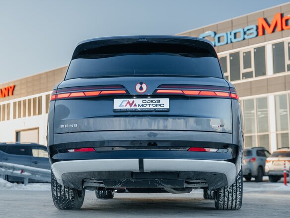 2025 Denza N9 46.9 kWh, серый, 7990000 рублей - вид 3