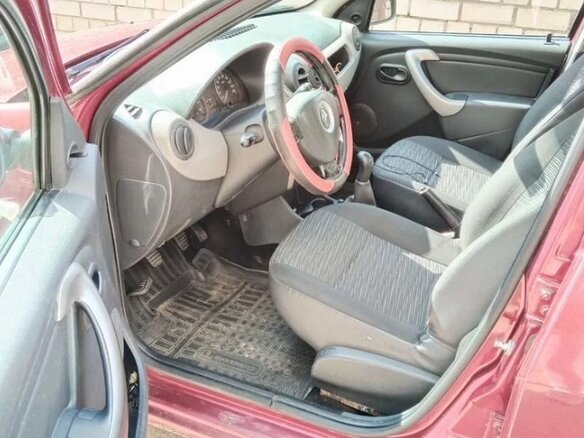 2011 Renault Sandero I, красный, 500000 рублей
