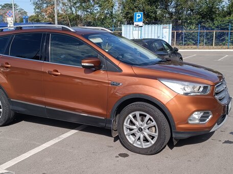 2017 Ford Kuga II Рестайлинг, коричневый, 2000000 рублей, вид 4