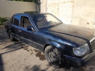1993 Mercedes-Benz E-Класс 220 I (W124), чёрный, 450000 рублей, вид 3