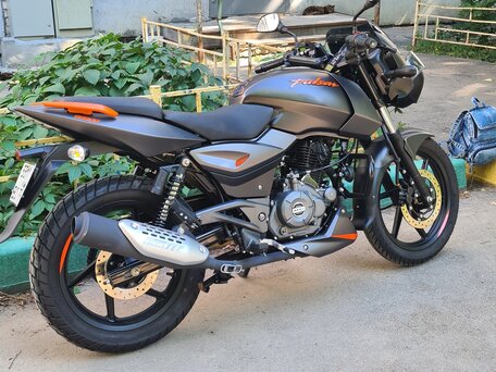 2021 Bajaj Pulsar 180, чёрный, 165000 рублей, вид 1