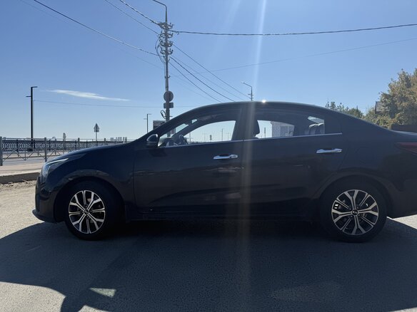 2020 Kia Rio IV Рестайлинг, чёрный, 1500000 рублей - вид 4
