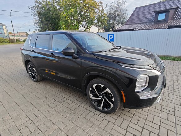 2021 Mitsubishi Outlander IV, чёрный, 3350000 рублей - вид 1