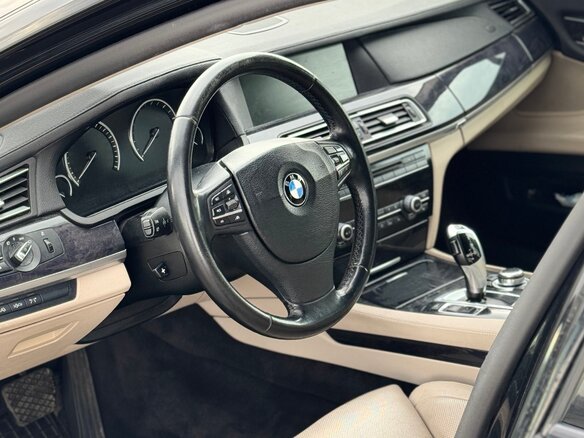 2009 BMW 7 серии Long 740Li V (F01/F02/F04), чёрный, 1200000 рублей - вид 8
