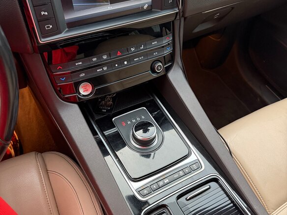 2017 Jaguar F-Pace I, красный, 2349000 рублей - вид 28