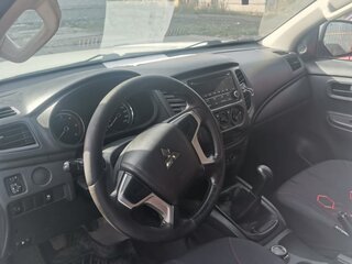 2019 Mitsubishi L200 V Рестайлинг, белый, 2500000 рублей, вид 3