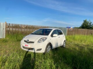 2009 Toyota Yaris II Рестайлинг, белый, 500000 рублей, вид 3