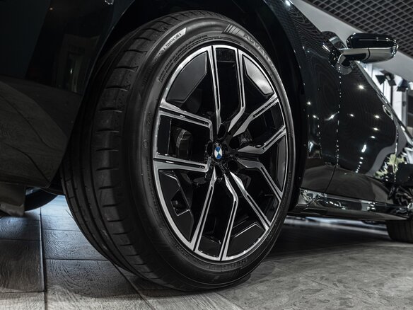 2025 BMW 7 серии 740i xDrive VII (G70), чёрный - вид 8
