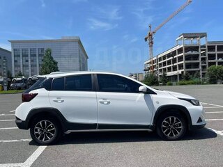 2022 Toyota Yaris IV, белый, 1395000 рублей, вид 4