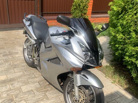 2005 Honda VFR 800, серебристый, 580000 рублей, вид 1