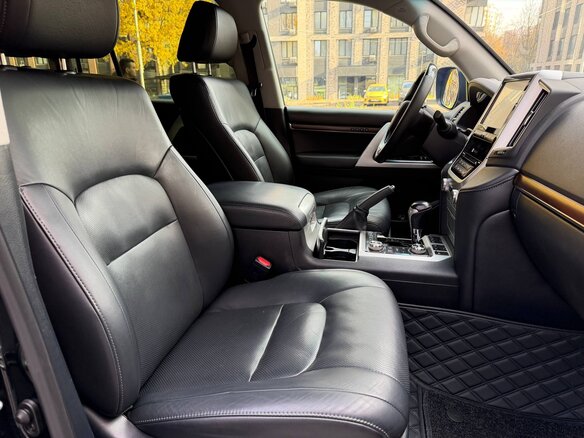 2016 Toyota Land Cruiser 200 Series Рестайлинг 2, чёрный, 5400000 рублей - вид 8