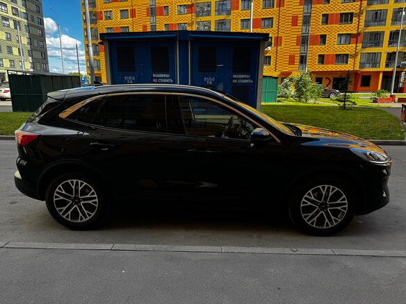 2020 Ford Kuga III, чёрный - вид 4