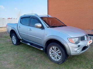 2013 Mitsubishi L200 IV Рестайлинг, серебристый, 1350000 рублей, вид 3