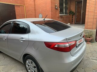 2014 Kia Rio 5-speed III, серебристый, 989000 рублей, вид 3