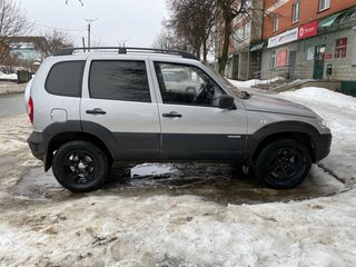 2013 Chevrolet Niva I Рестайлинг, серебристый, 675000 рублей, вид 3