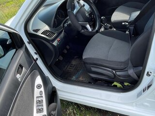 2014 Hyundai Solaris I, белый, 730000 рублей, вид 5
