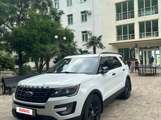 2017 Ford Explorer V Рестайлинг, белый, 2700000 рублей, вид 3