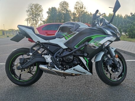 2021 Kawasaki Ninja 650, белый, 679154 рублей, вид 4