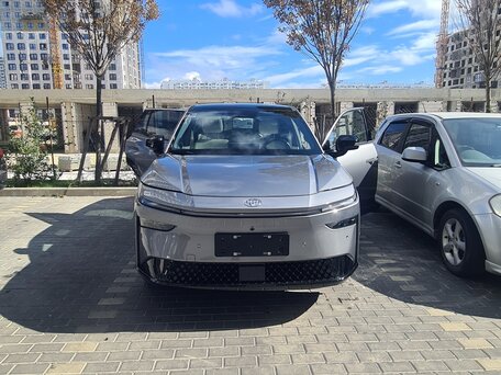 2026 Toyota bZ3X 58.3 kWh, серебристый, 2870000 рублей, вид 1