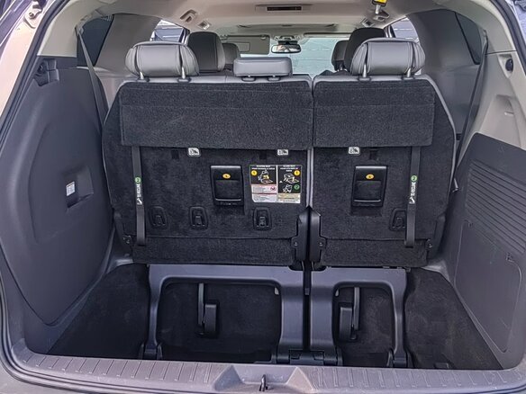 2021 Toyota Sienna IV, серый, 3560000 рублей - вид 10