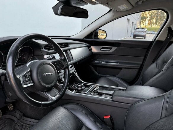 2018 Jaguar XF II, чёрный, 1790000 рублей - вид 8