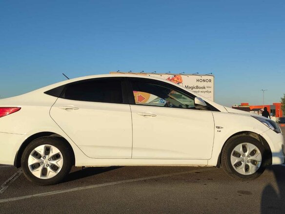 2016 Hyundai Solaris I Рестайлинг, белый - вид 2
