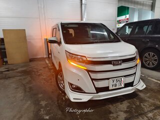 2019 Toyota Noah III (R80) Рестайлинг, белый, 2000050 рублей, вид 4