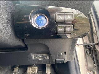 2016 Toyota Prius IV (XW50), серебристый, 1400000 рублей, вид 5