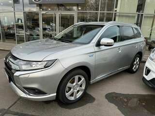 2019 Mitsubishi Outlander PHEV III Рестайлинг 3, серебристый, 4500000 рублей, вид 3
