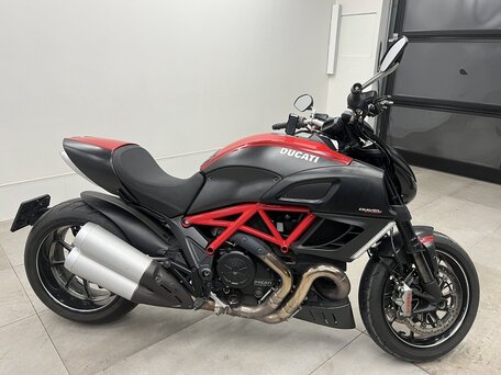 2011 Ducati Diavel Carbon, красный, 760000 рублей, вид 4