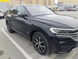 2019 Volkswagen Touareg III, чёрный, 5990000 рублей, вид 4