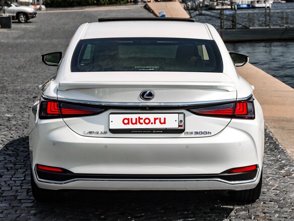 2021 Lexus ES 300h VII Рестайлинг, белый, 5150000 рублей - вид 12
