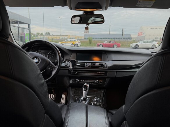 2012 BMW 5 серии 530d xDrive VI (F10/F11/F07), белый, 1700000 рублей - вид 6