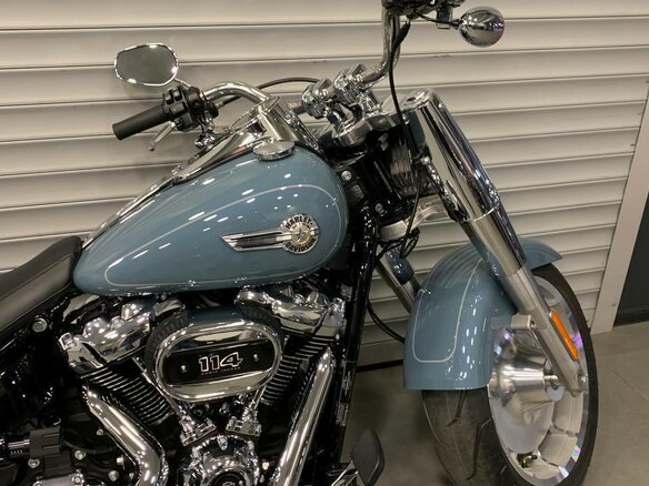 2024 Harley-Davidson Fat Boy, голубой, 3390000 рублей - вид 3