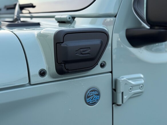 2024 Jeep Wrangler 4xe IV (JL) Рестайлинг, серебристый, 6900000 рублей - вид 16