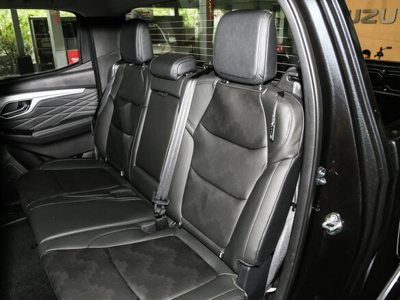 2024 Isuzu D-Max III, чёрный, 4480000 рублей - вид 20